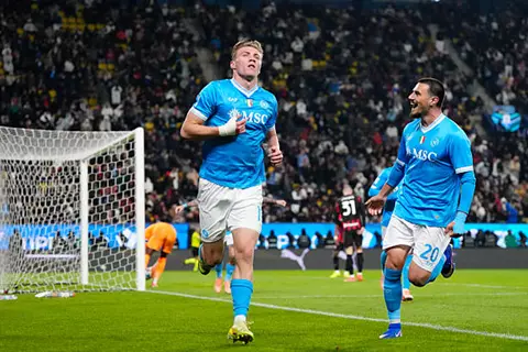 بقيادة هويلوند.. نابولي يسقط ميلان ويتأهل لنهائي كأس السوبر الإيطالي